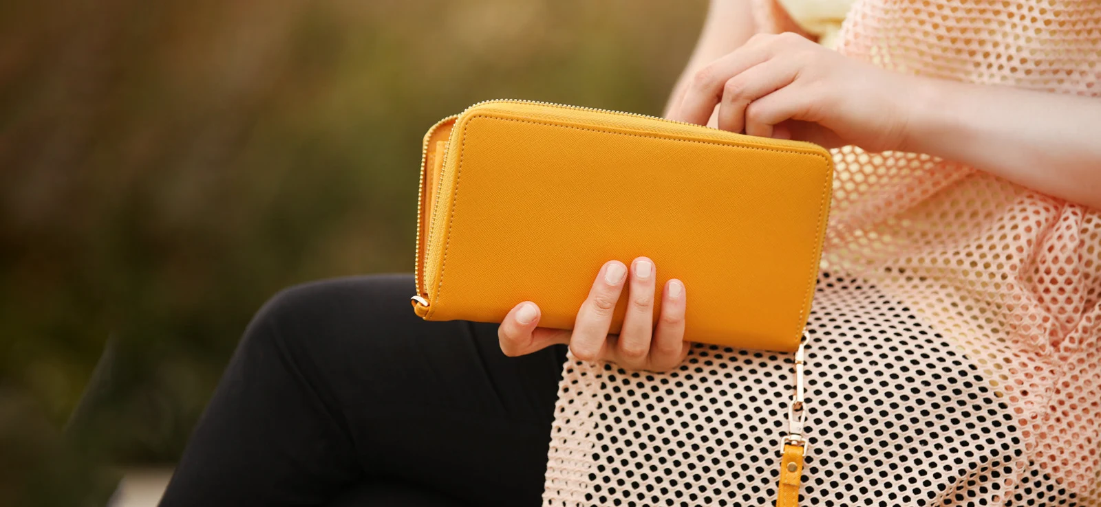 Lo stile e il materiale della borsa da donna.